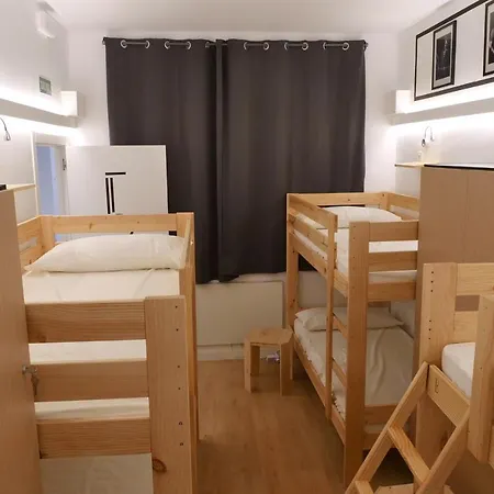 Guitar Hostel *